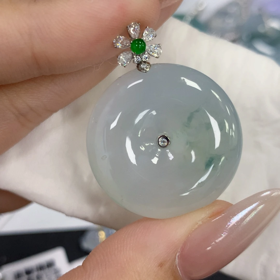 颈饰18K金镶嵌翡翠