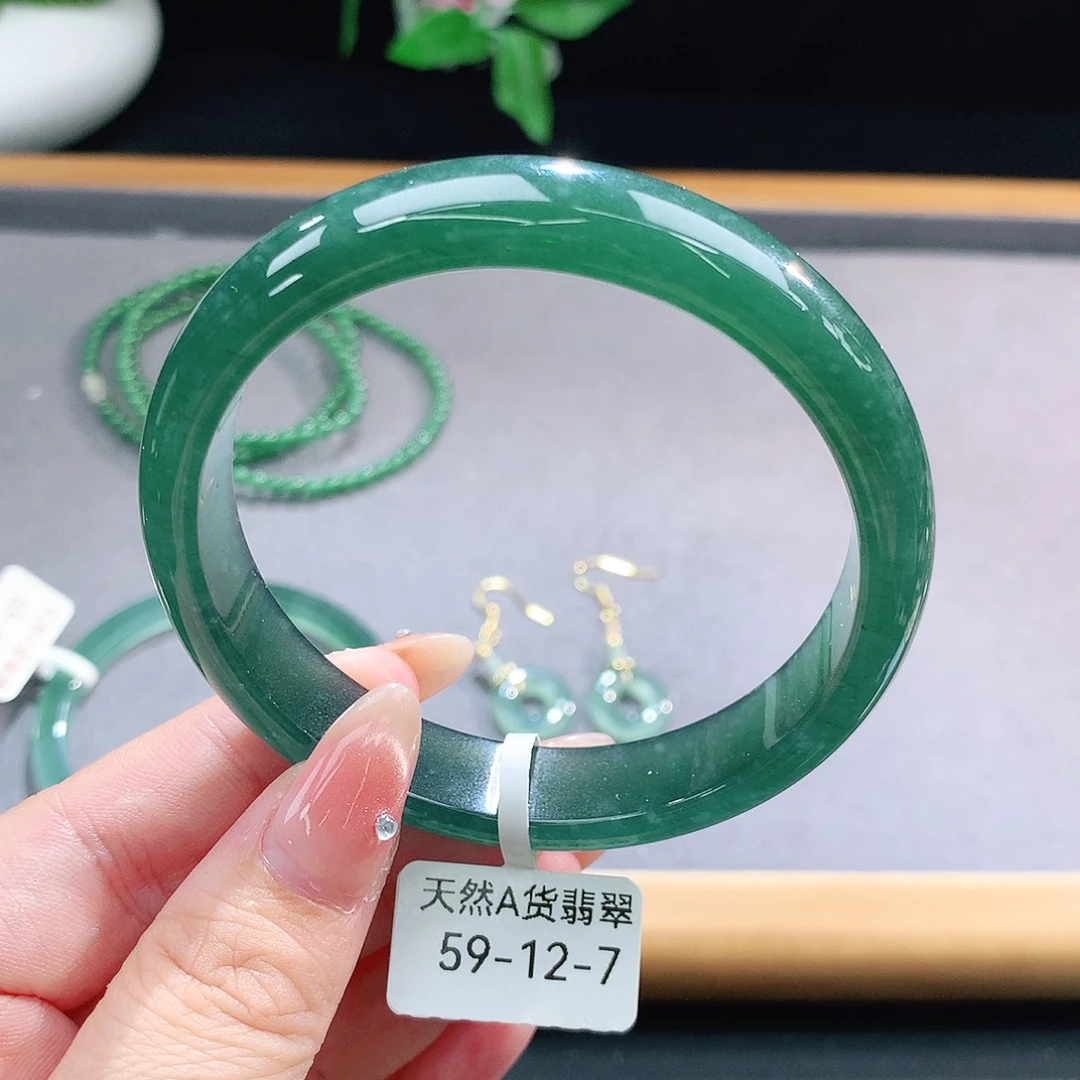 未镶嵌手镯（圆镯）翡翠