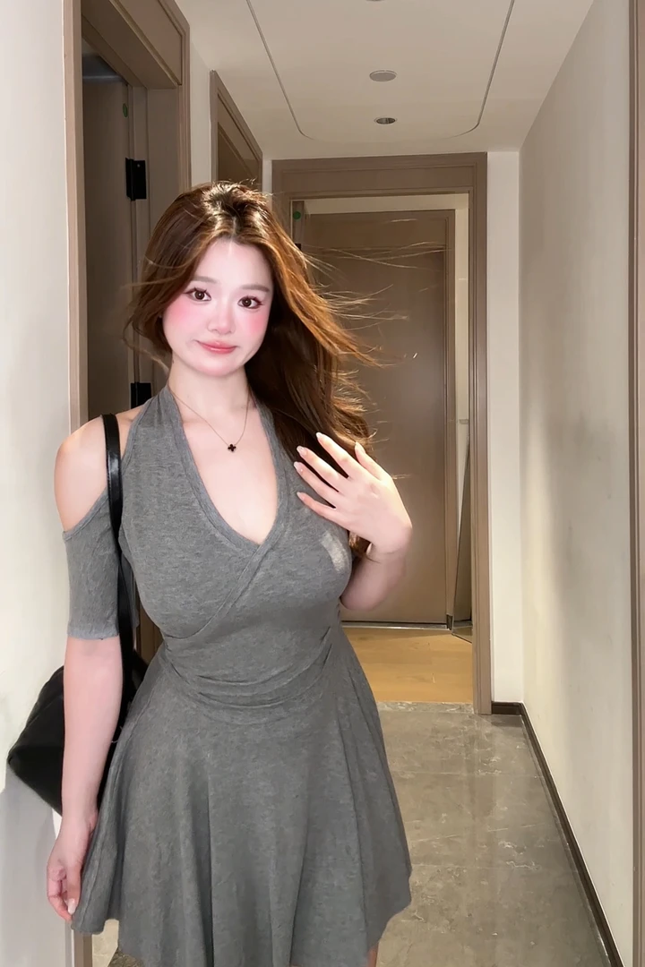 微胖mm 纯欲后妈裙设计感V领挂脖连衣裙女夏季掐腰显瘦慵懒风短裙
