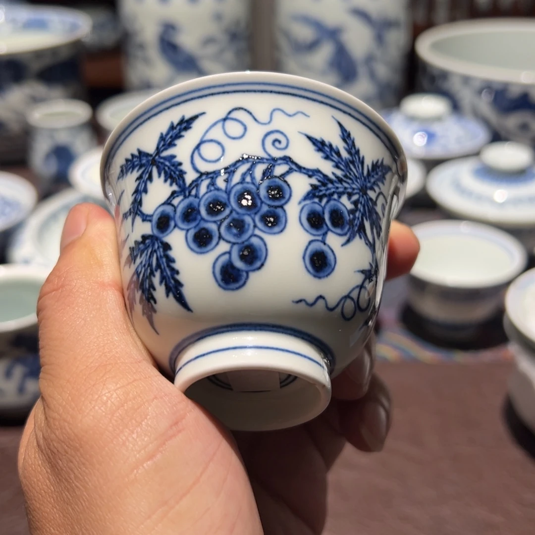 精品青花葡萄纹铃铛杯口径约7.5厘米
