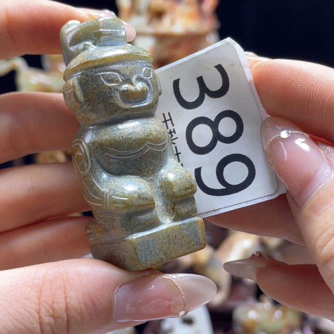 空***人和田玉未镶嵌颈饰