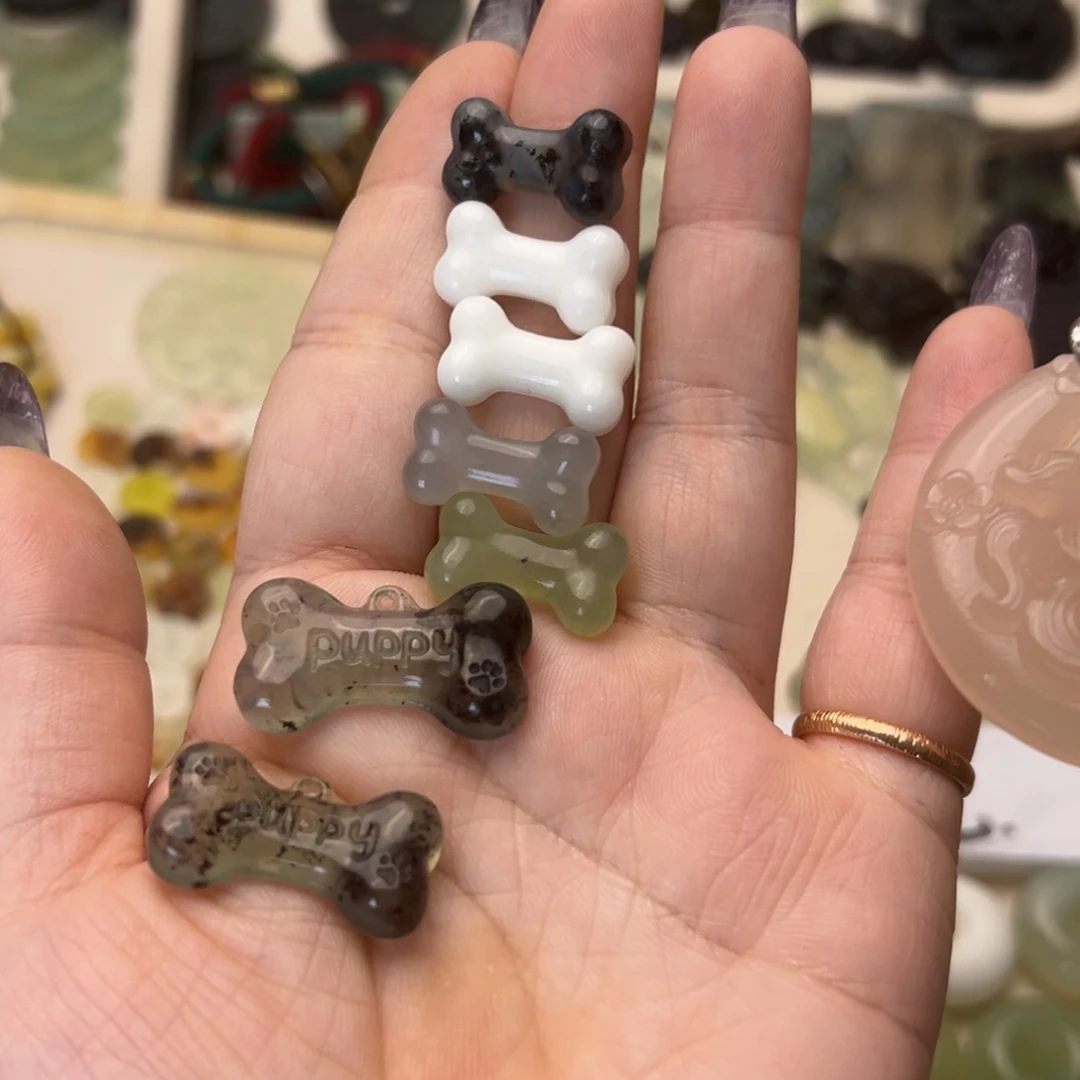 蛇纹石玉颈饰合金