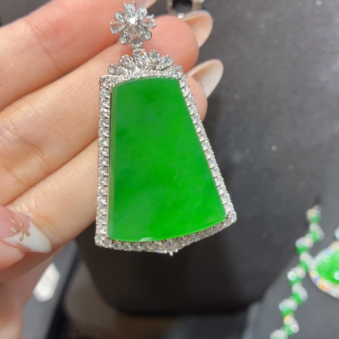 颈饰18K金镶嵌翡翠