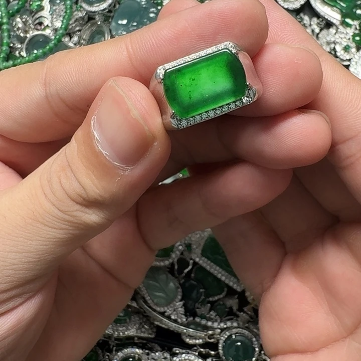 翡翠未镶嵌颈饰天然A货翡翠放漏