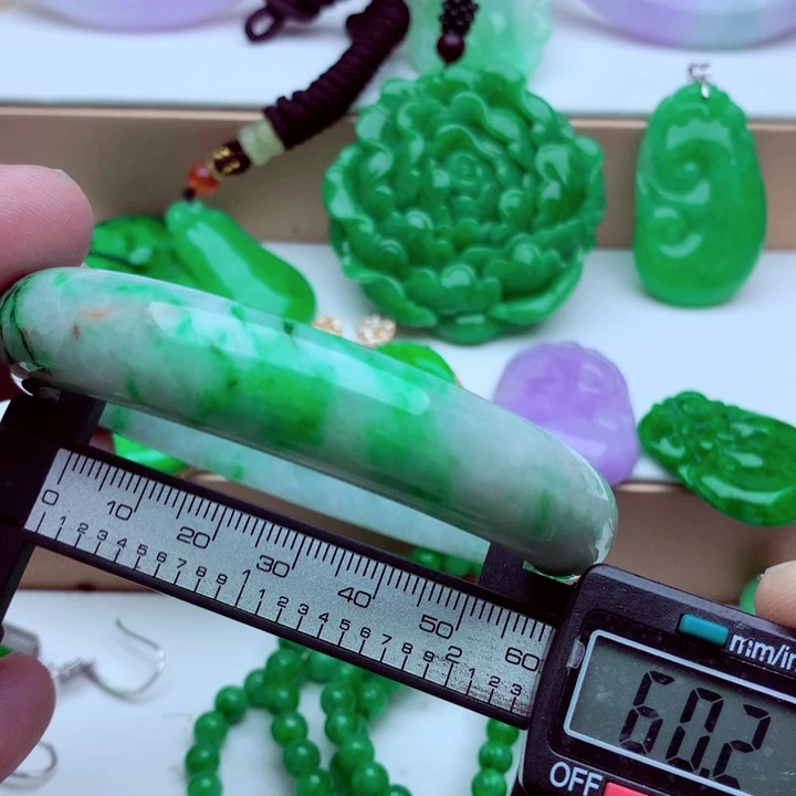 翡翠未镶嵌手镯…．．