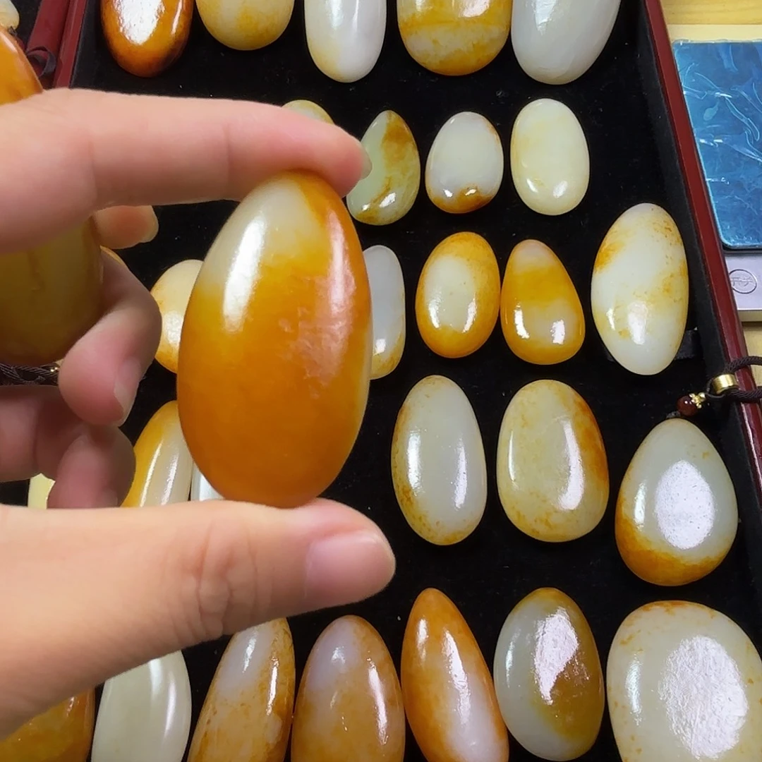 和田玉未镶嵌颈饰经**陌