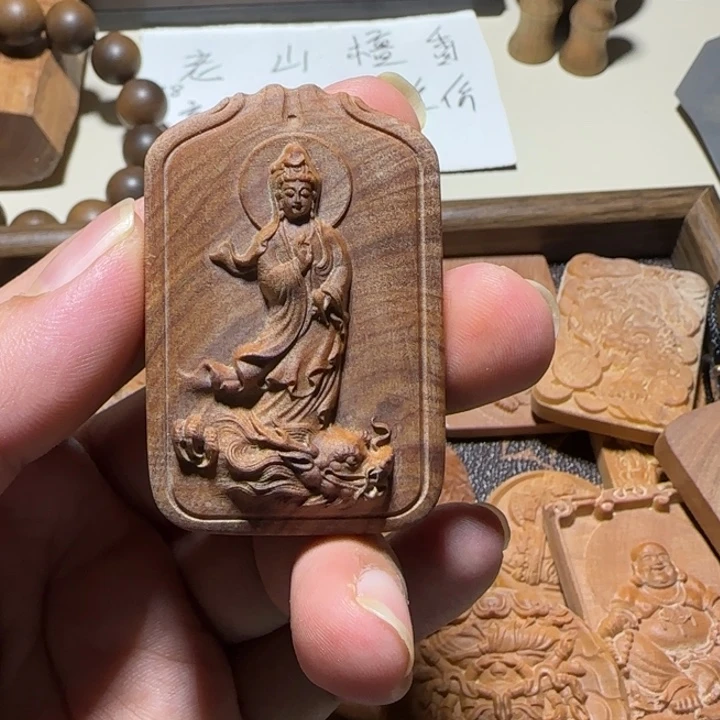 老山檀香461雕刻鳌鱼观音奶香吊坠