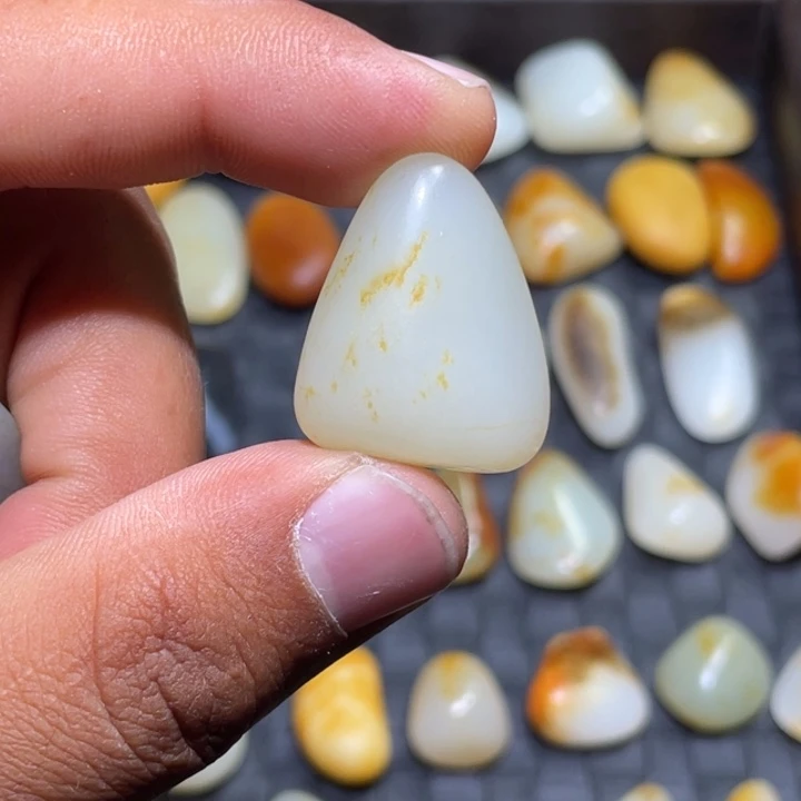 和田玉车挂未镶嵌9.94克原籽无修