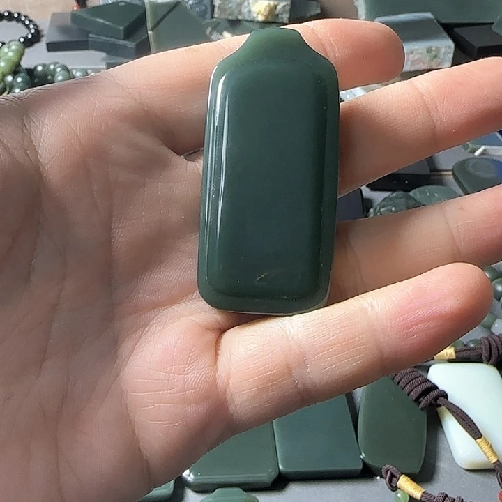 颈饰未镶嵌和田玉（青玉）