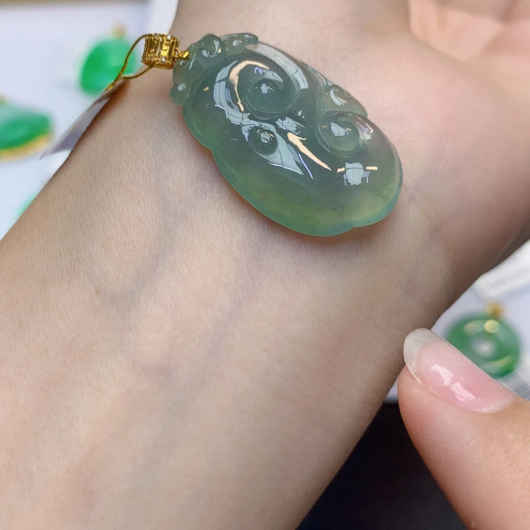 翡翠18K金镶嵌颈饰