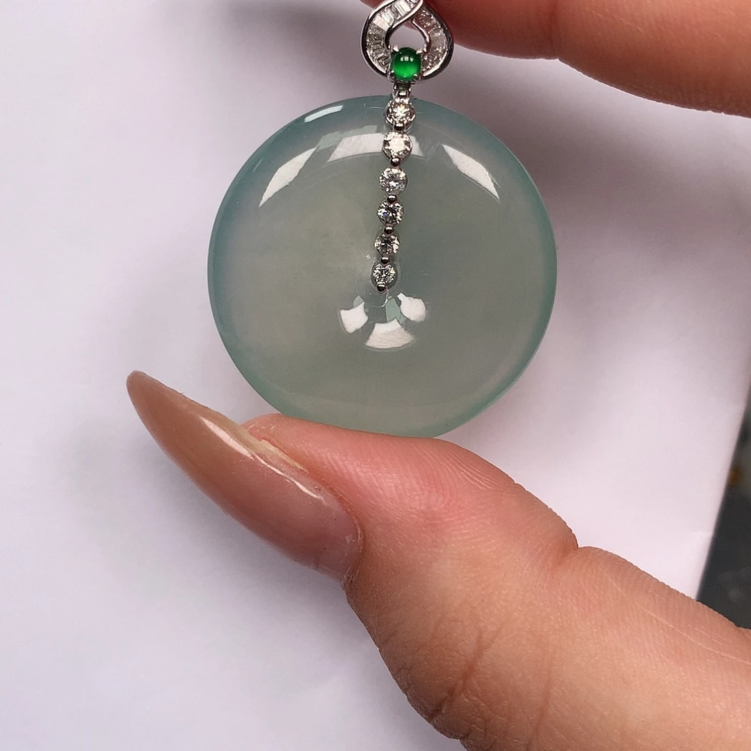 翡翠18K金镶嵌颈饰平安扣