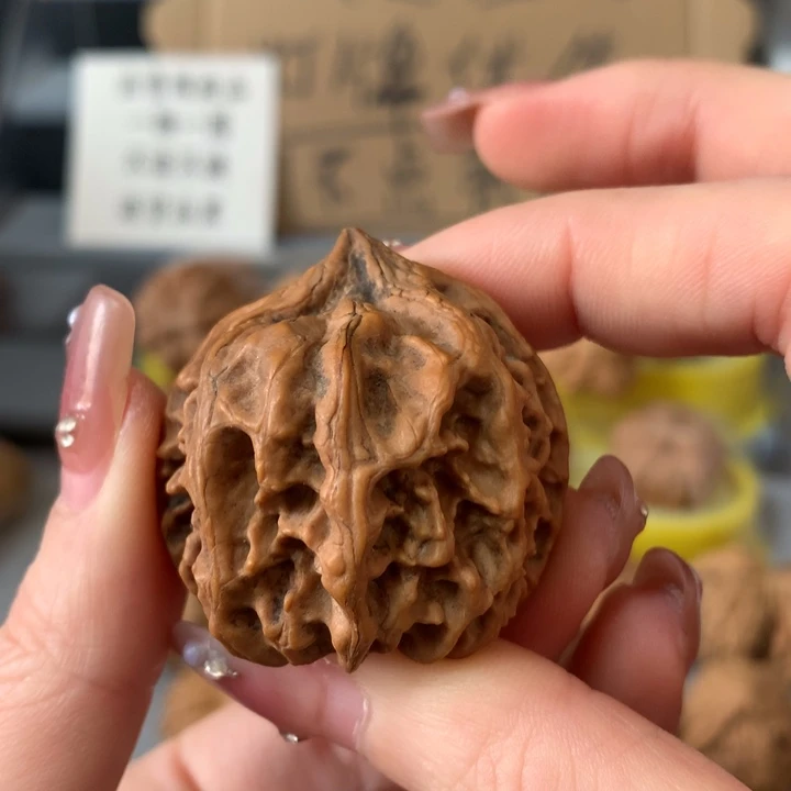 鸿***吊坠文玩核桃异形单只，有瑕疵