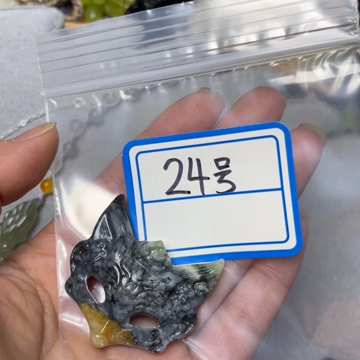 蛇纹石玉颈饰合金张*墨