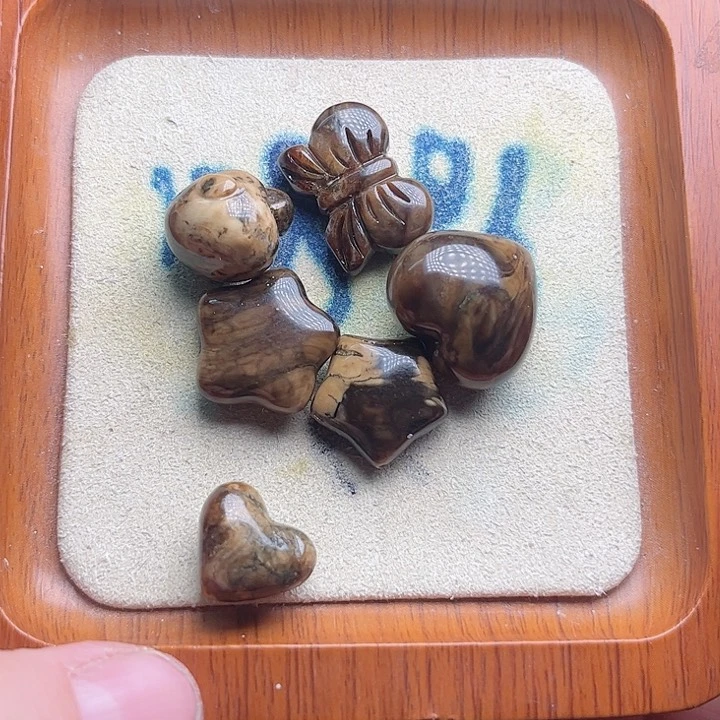 琥珀珠宝奇石未镶嵌骄****王