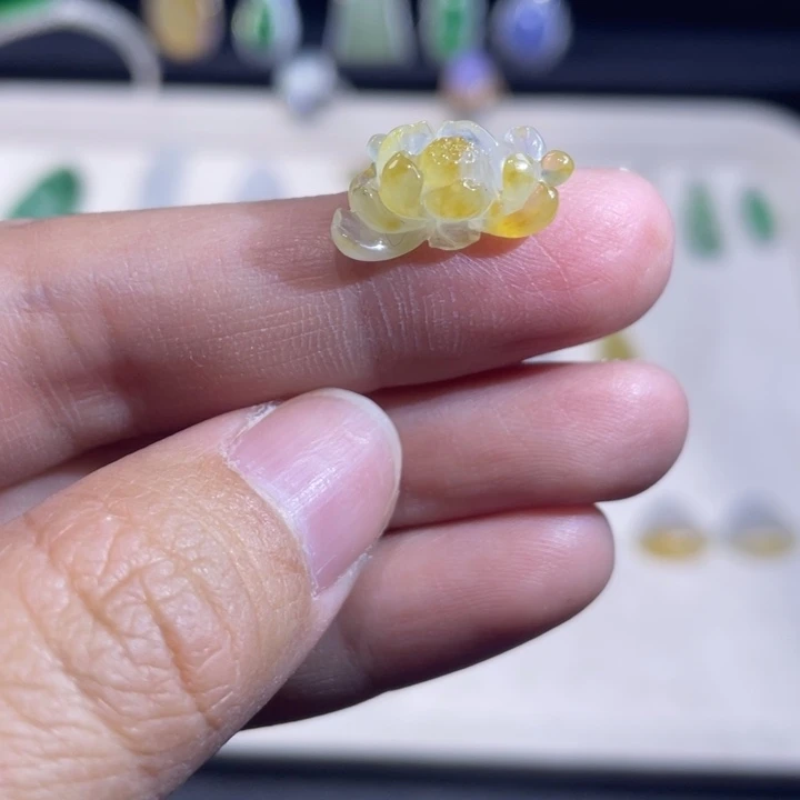 翡翠未镶嵌颈饰莲花