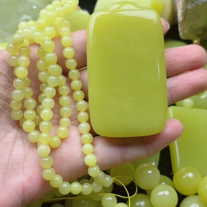 藏***芒布新疆黄玉无事牌链子