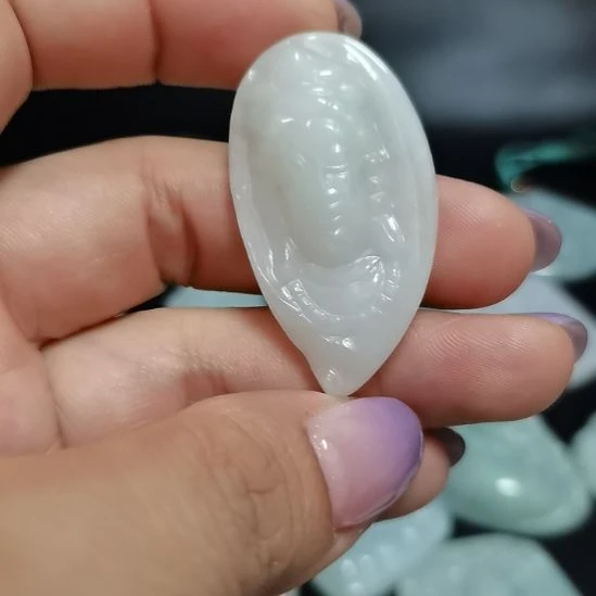 翡翠未镶嵌颈饰出人头地