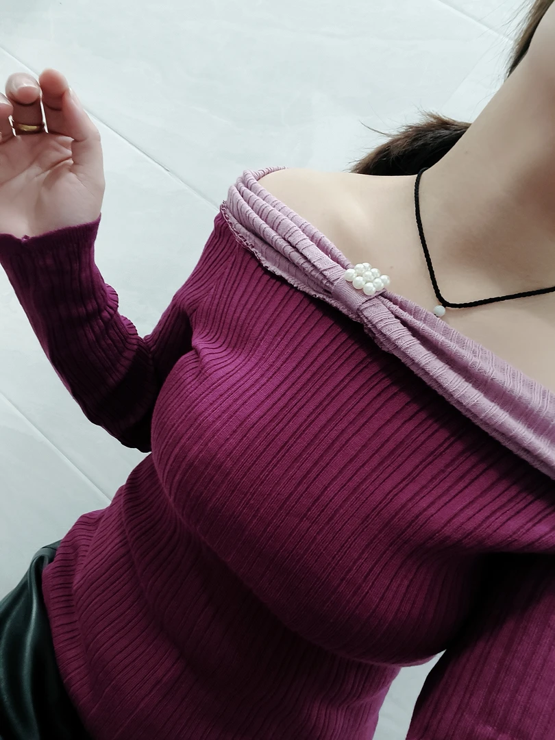 珍珠露肩 紫色上衣 很显白哦