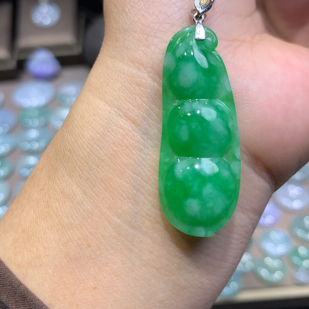 翡翠18K金镶嵌颈饰福豆