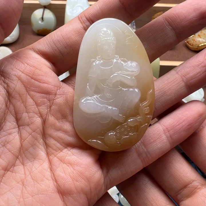 和田玉未镶嵌颈饰且末观音