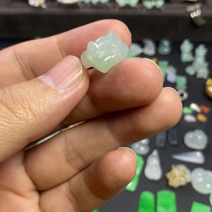 翡翠未镶嵌颈饰猫咪