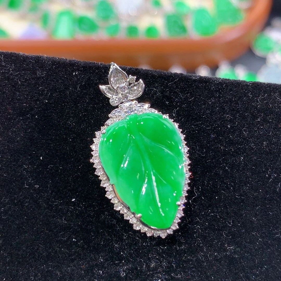 翡翠18K金镶嵌颈饰