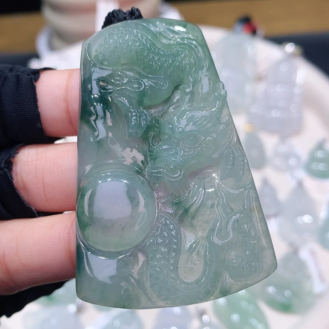 颈饰未镶嵌翡翠龙牌