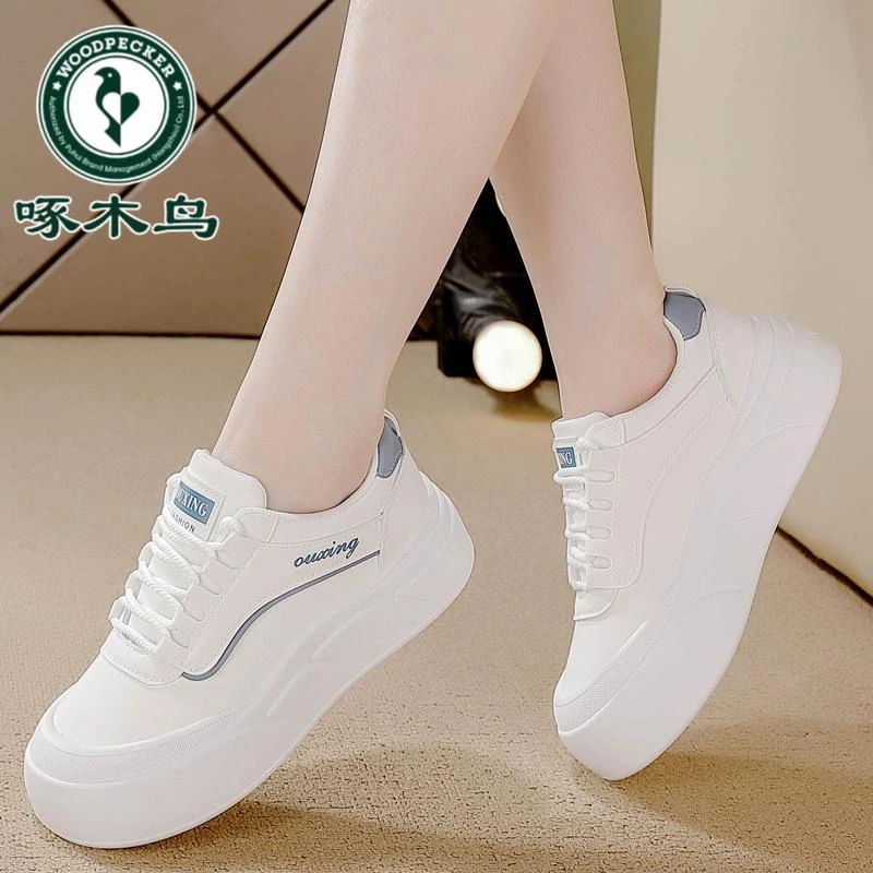 啄木鸟品牌厚底休闲板鞋女款2025春季新款时尚轻便增高防滑小白鞋