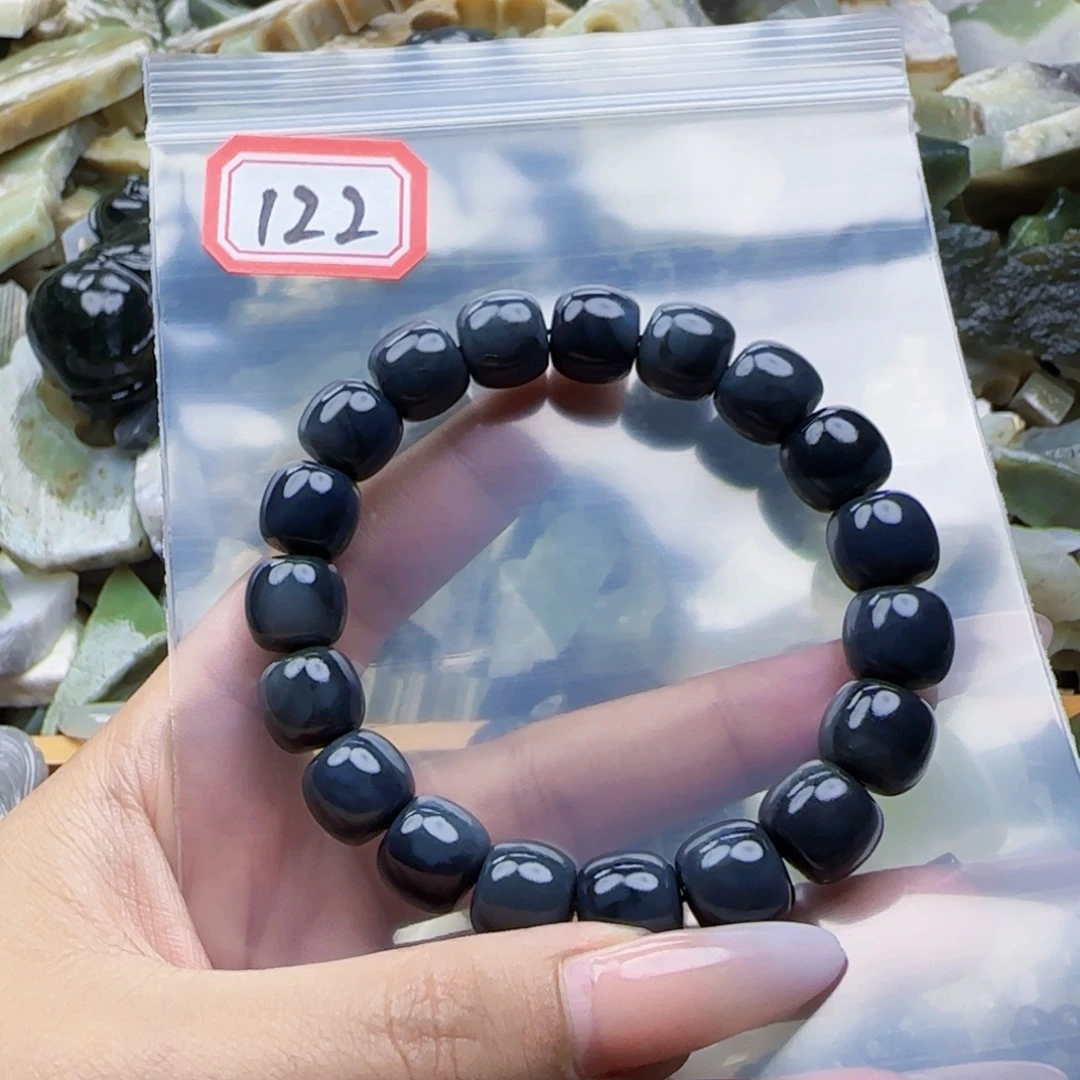 呈***行未镶嵌和田玉珠宝半成品