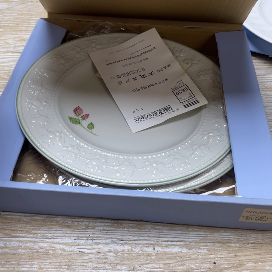 瓷片密密麻麻地排列着