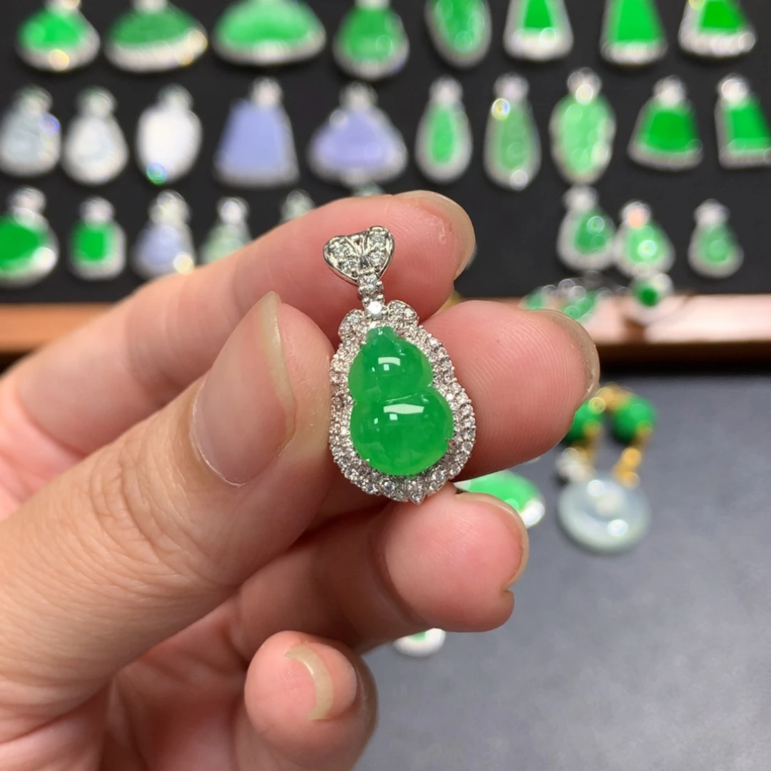 翡翠18K金镶嵌吊坠(不含链)后面有水路线