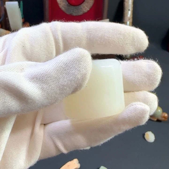透闪石质玉未镶嵌颈饰柴*