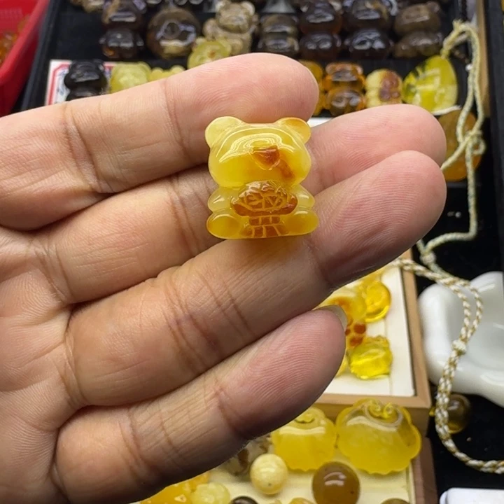 蜜蜡未镶嵌颈饰捧花小熊