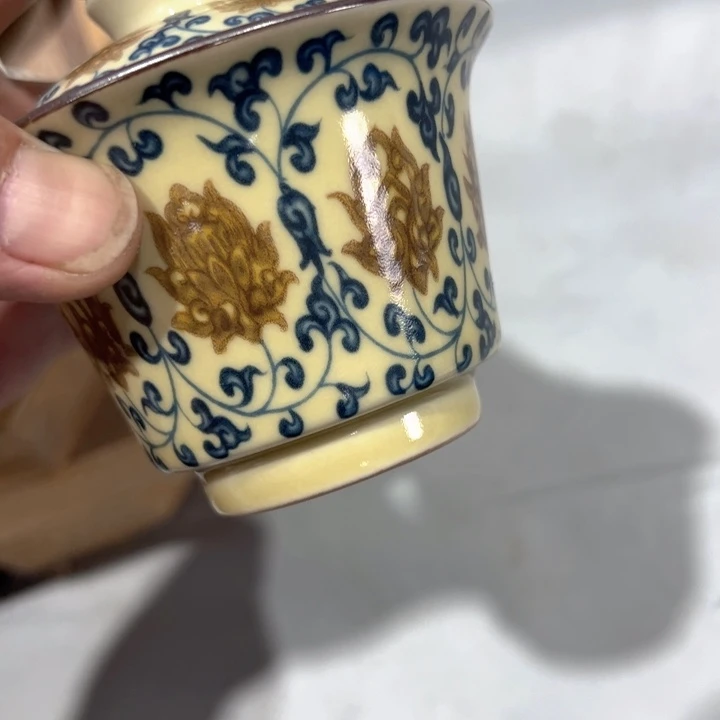瓷片釉里金缠枝莲马蹄盖碗微瑕