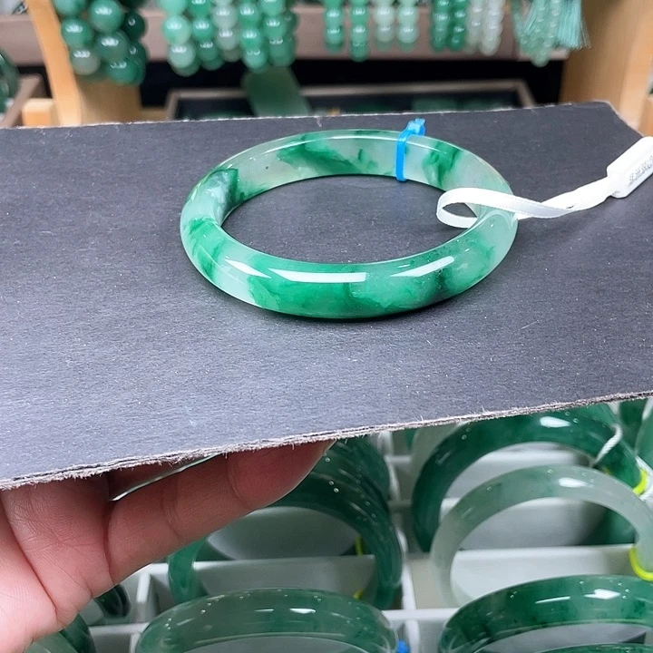 未镶嵌手镯石英质玉