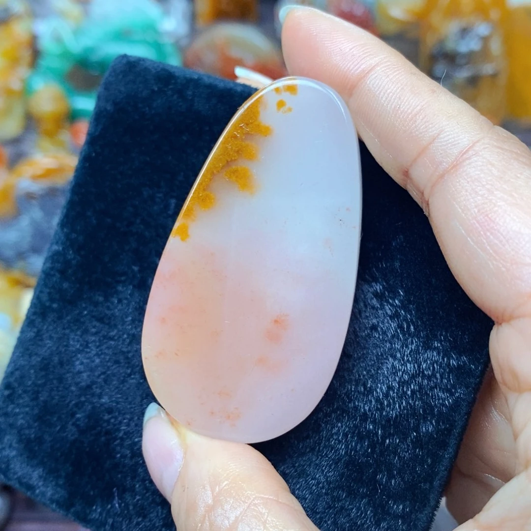 未镶嵌石英质玉（黄龙玉）颈饰