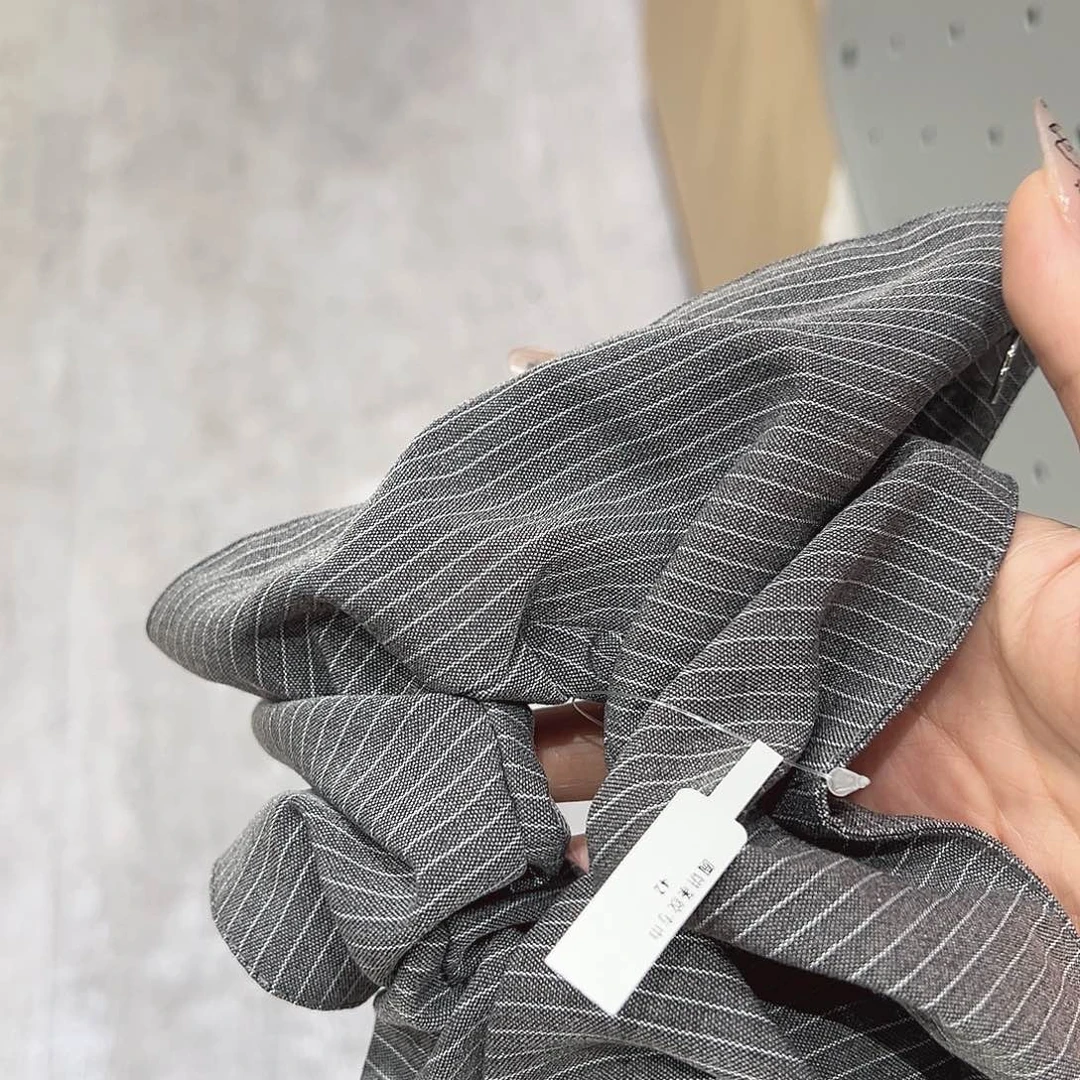 仿珍珠非金属灰色条纹方巾