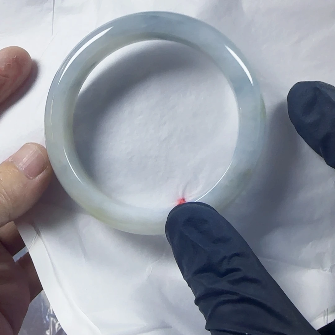 翡翠手镯未镶嵌。*1