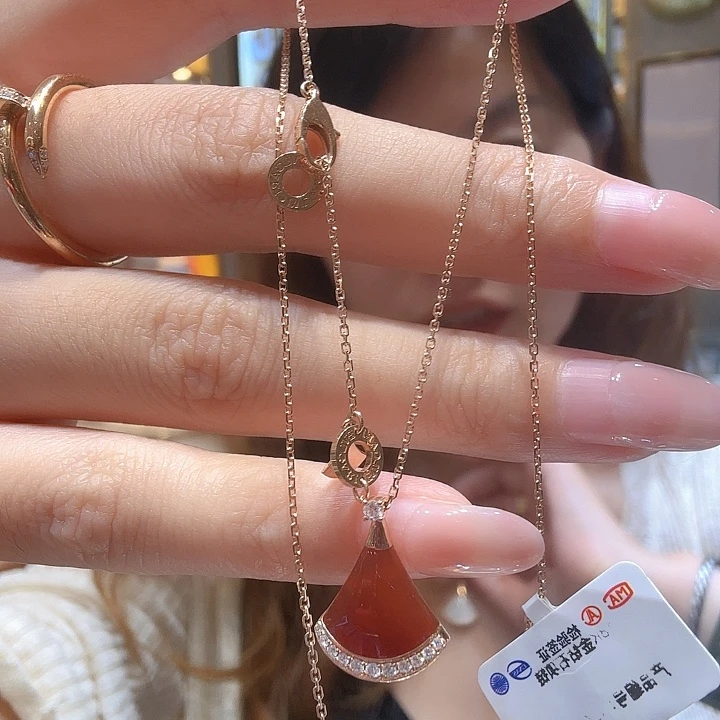 项链18K金镶嵌钻石小裙子