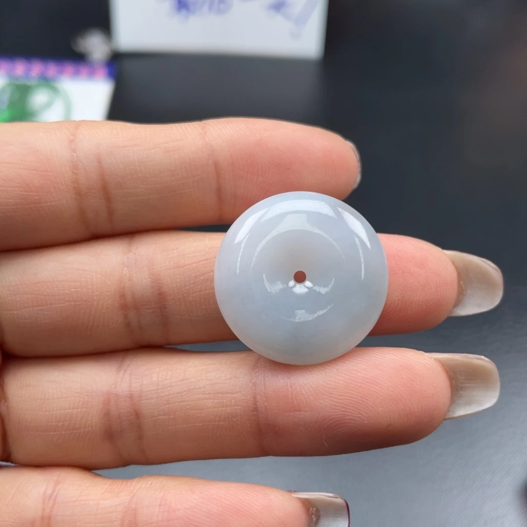 翡翠颈饰未镶嵌平安扣