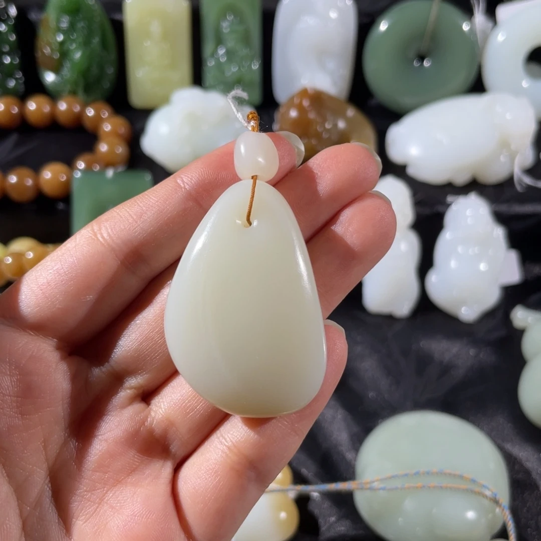 魔***人和田玉未镶嵌颈饰