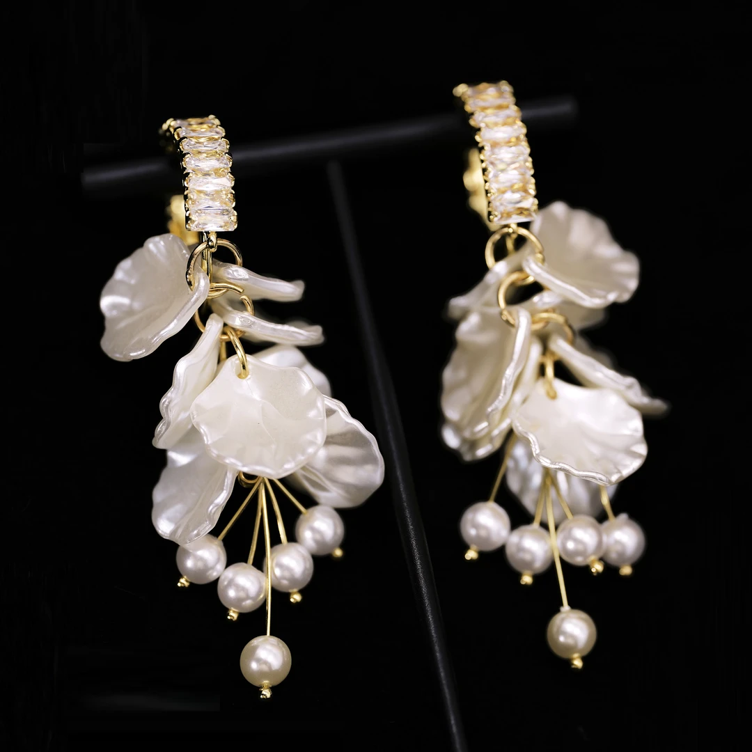 铜合金合成锆石耳饰 度假风花瓣流苏珍珠耳钉女2025年新款耳圈ins