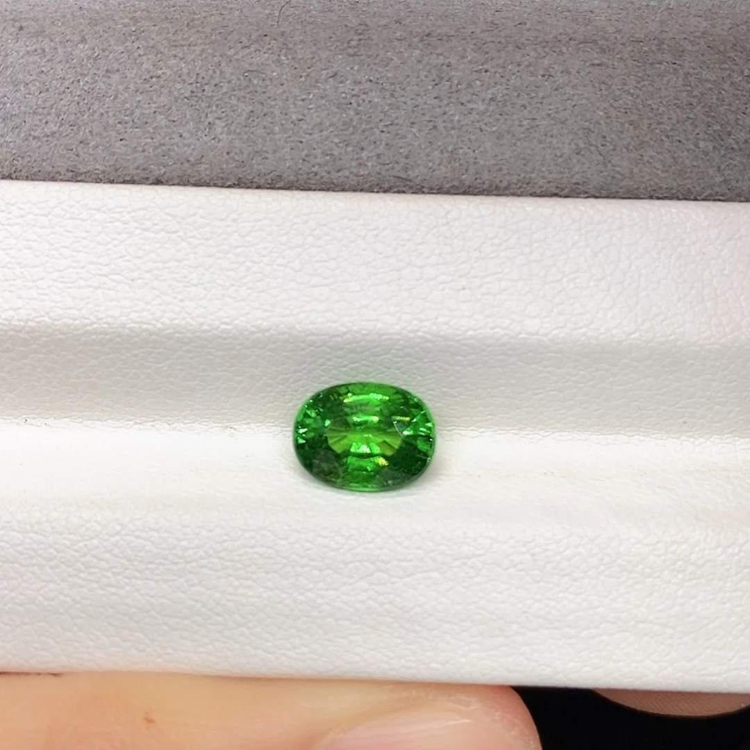 2.55克拉天然玻璃体满火彩沙弗莱未镶嵌石榴石