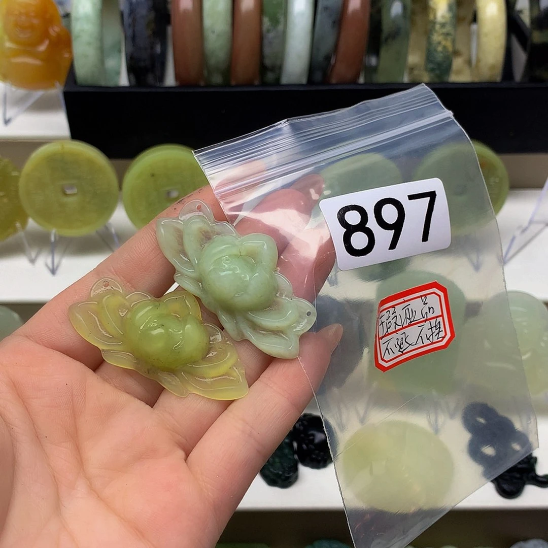 蛇纹石玉颈饰未镶嵌陈****妻