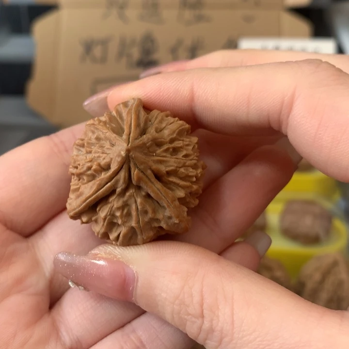 放***铁文玩核桃吊坠异形单只，有瑕疵