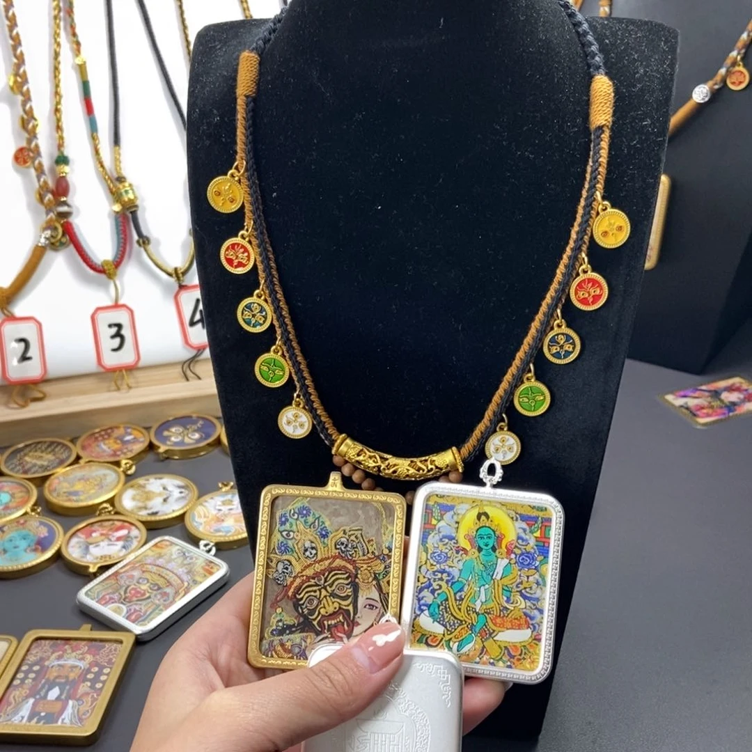 吊坠美丽的唐卡在这里结缘