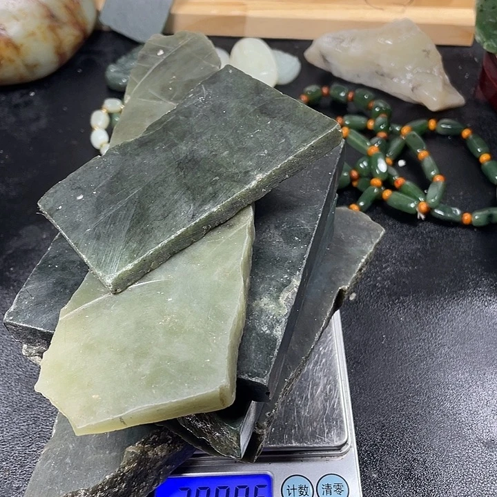 时***尚透闪石质玉未镶嵌珠宝半成品