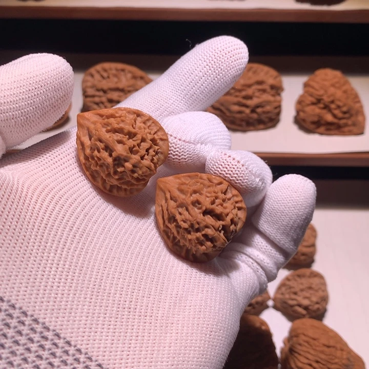 文玩核桃吊坠金山