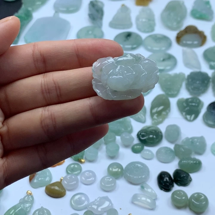 翡翠颈饰未镶嵌花开富贵