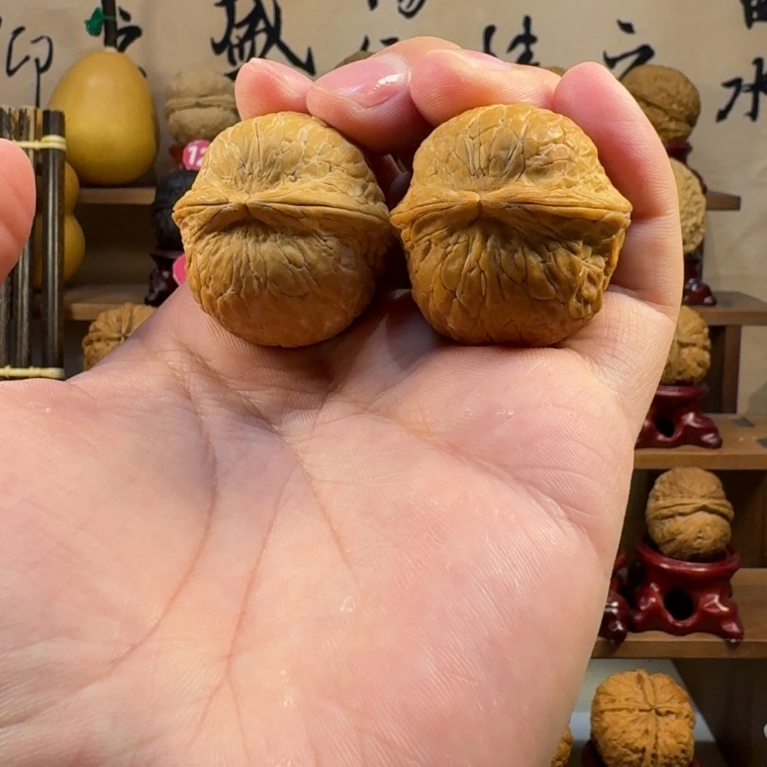 铁核桃把件正圆蛇皮球